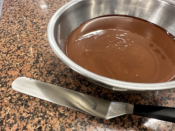 チョコレートの実習が始まりました。