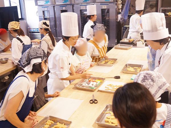 辻調東京でお菓子づくりワーク ショップ「ヘンゼルとグレーテルに登場するお菓子を作ろう」を開催しました。