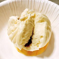 叉焼包（チャーシュー入りパオズ）