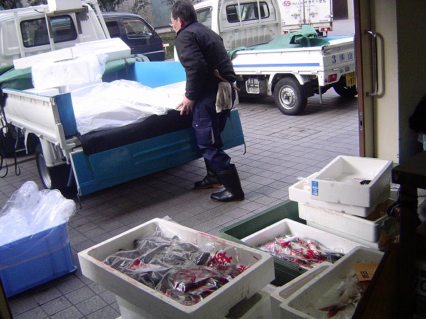 「ほんものの食材」を届ける！教材課の舞台裏