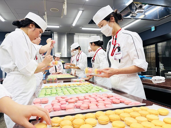 洋菓子クラスならではの実習開始！