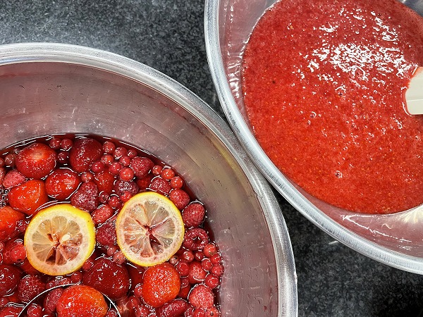 製菓技術マネジメント学科2年生　クリスマスケーキは「材料づくり」から！？