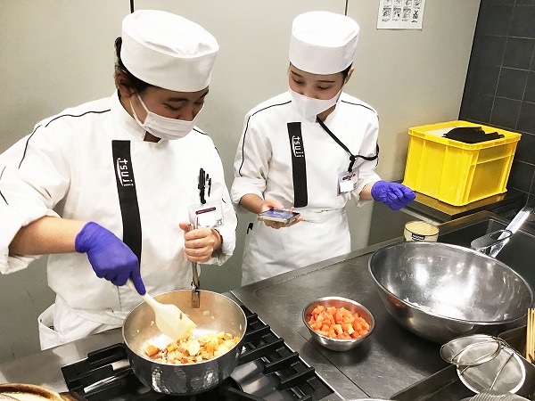 フェスティバルに向けて　―料理の試作に励む学生たち―