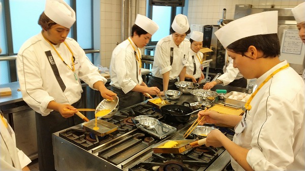 「初めての玉子焼き！関西風出し巻き玉子にチャレンジ！！」日本料理だけを学ぶ辻調！ 日本料理クリエイティブ経営学科のブログ２