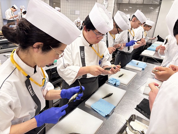 「初夏といえば鮎！ 今日の実習は鮎の塩焼きで～す！」日本料理だけを学ぶ辻調！ 日本料理本科のブログ２