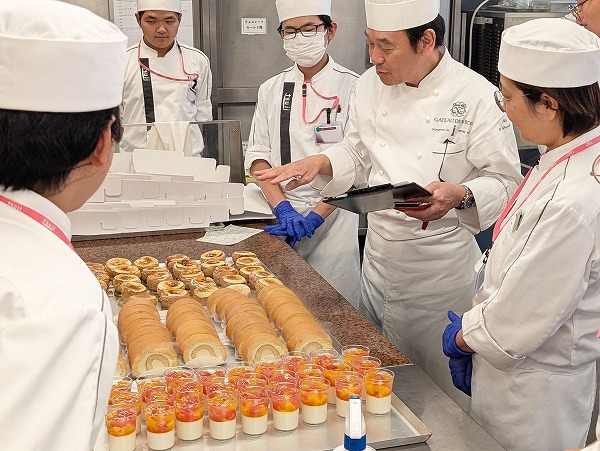 ３品同時進行！専門製菓演習で学ぶ現場力　（製菓技術マネジメント学科）