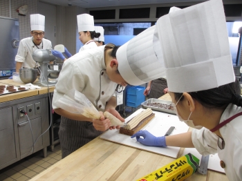 先輩から教えてもらう。【辻製菓技術マネジメントカレッジ】