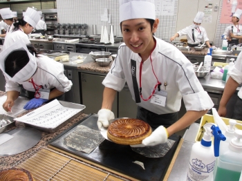 折り込みパイ生地の実習。【辻製菓マスターカレッジ・辻製菓技術マネジメントカレッジ】