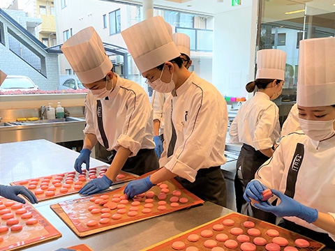 辻製菓技術マネジメントカレッジ 製菓高度実習 　今年度もアトリエの営業が始まります！