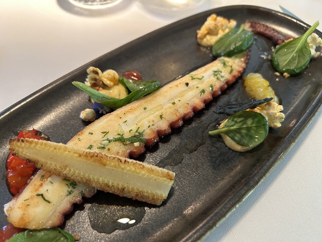 【テラスが気持ちのよいレストラン】Restaurant Les Cèdres /（レストラン　レ・セードル）