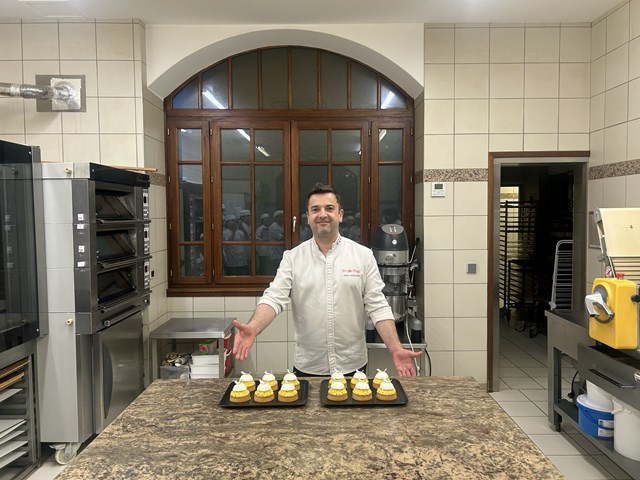 【アシスタントにも丁寧に教えてくれました】製菓外来講習 M.Jérôme LANGILLIER(ジェローム・ランジリエ氏)