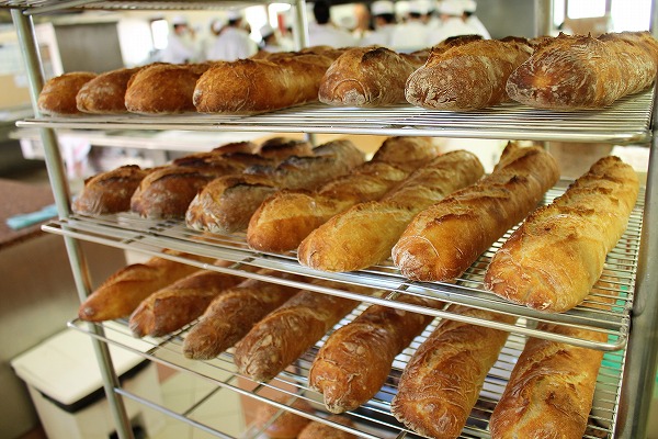 パンはパン屋さんから学ぶ ― フランス校の特別授業（エスコフィエ校）