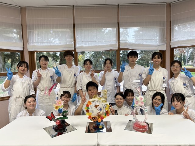 【力を合わせて完成！】製菓砂糖細工授業