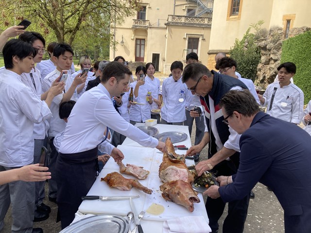 【みんなで乾杯！！】フランス校バーベキューパーティー