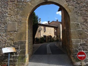 村への入り口の１つ、ポルト・ド・ニジー