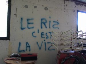 工場の壁にかかれた文字。「ル・リ・セ・ラ・ヴィ」と読めます