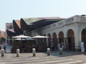 サンタ・カタリナ市場は屋根のデザインが特徴的