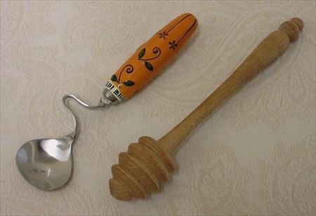 木製と金属製のハチミツ用スプーン