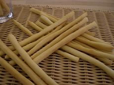 【ベンチタイム】パンなのにサクサク　イタリアのグリッシーニを作る