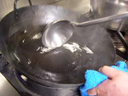 炙鍋（ヂー　グオ）　鍋ならし
熱くした鍋に油をお玉1杯入れて鍋を回す。
