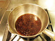 １．水200mlに紅茶大さじ2を入れ、しばらく煮て濃く煮出し、漉す