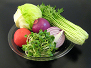 材料例１　カイワレ菜、水菜、レタス、紫タマネギ、トマト