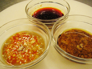 タレ　手前左：芝麻醤、白葱、ラー油
手前右：マスタード､粒マスタード  奥：ラー油、花椒粉