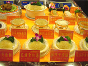 広東料理店内に展示している料理サンプル。高級食材のフカヒレ、海ツバメの巣などが並ぶ。