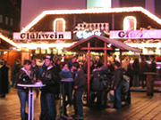ドイツのクリスマスマーケットで見掛けられる「グリューヴァイン」の看板。専門店は勿論のこと、焼きソーセージやクレープを販売している屋台でも供されている。