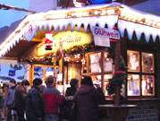 ドイツのクリスマスマーケットで見掛けられる「グリューヴァイン」の看板。専門店は勿論のこと、焼きソーセージやクレープを販売している屋台でも供されている。