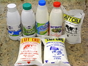 パック詰め牛乳3種はいずれも生乳(LAIT CRUの文字の下は黄色)。ボトル入りは、赤キャップは全脂乳、青キャップは低脂肪乳、緑キャップは脱脂乳。白キャップは山羊乳。