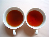 左が硬水、右が軟水でいれたもの。軟水でいれた紅茶は澄んだ紅色をしている