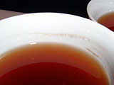 硬度の非常に高い水でいれた紅茶。カップのふちにアクのようなものがついているのが見える。