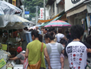 休日でにぎわう朝市