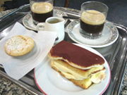 イタリアのバールで食べたティラミス（右）と焼き菓子。
後ろはカッフェ・シェケラート（氷と一緒にシェイカーで冷やしたエスプレッソ）
