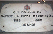 誕生100周年の記念プレート 「100年前、ピッツァ・マルゲリータはここで生まれた」
