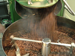 焙煎の終わったコーヒー豆