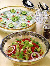 カチュンバル（インド風の野菜サラダ）とライタ（ヨーグルトベースのサラダ）