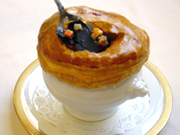 “スープ・オ・トリュフ・ノワールV.G.E.”
フランス風きのこ（トリュフ）のスープ、のパイ包み焼き
