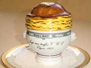 ボキューズのトリュフスープの形の陶器。こんがり焼けたパイの部分も陶製です。