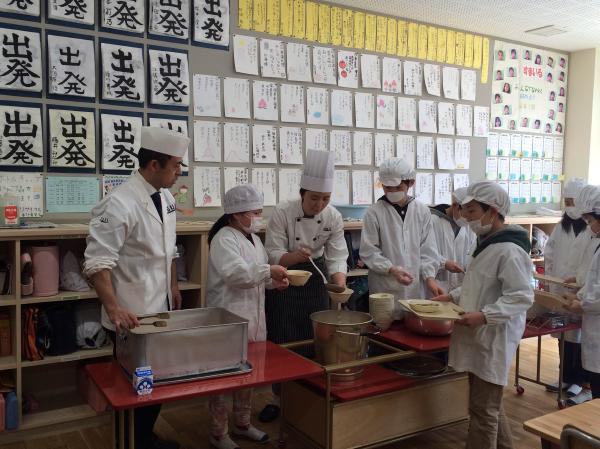 【報告レポート】辻調学生が給食提供のため小学校訪問！